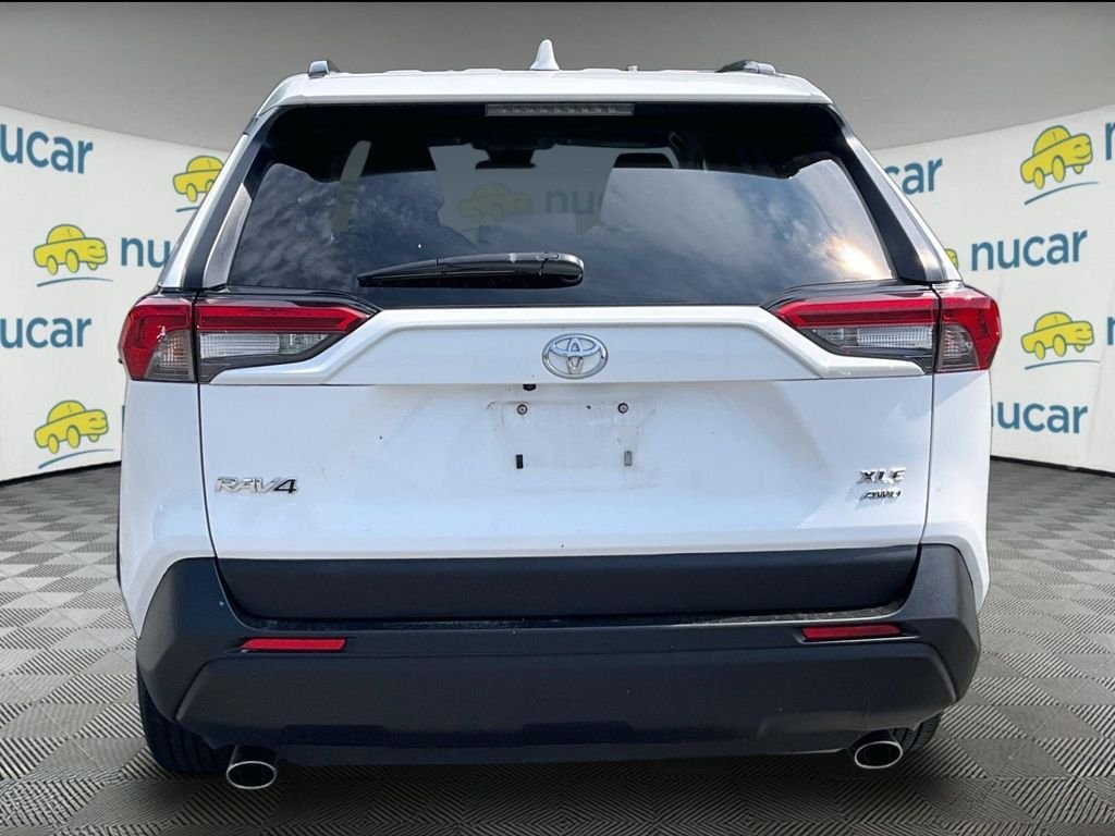 Used 2025 White Toyota XLE image 3