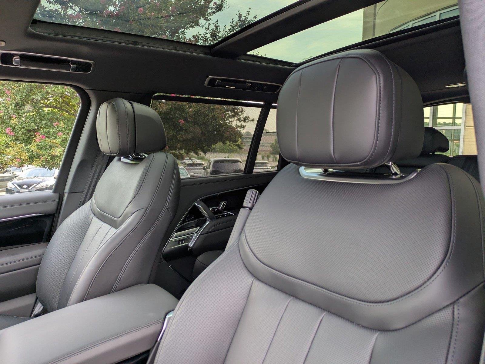 New 2026 Eiger Grey Metallic Land Rover SE image 14