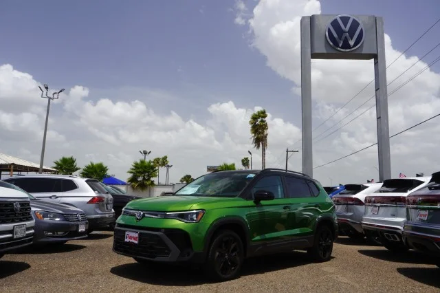 2026 Volkswagen Taos SE Black