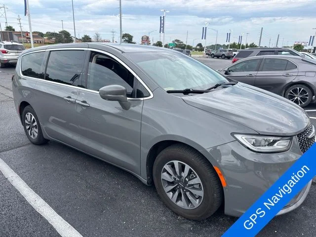 Used 2022 Ceramic Gray Clearcoat Chrysler Touring L image 3