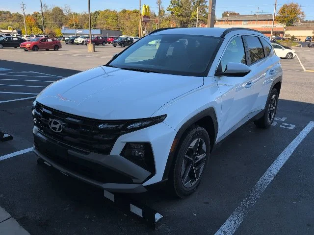 Used 2025 White Hyundai SEL image 8