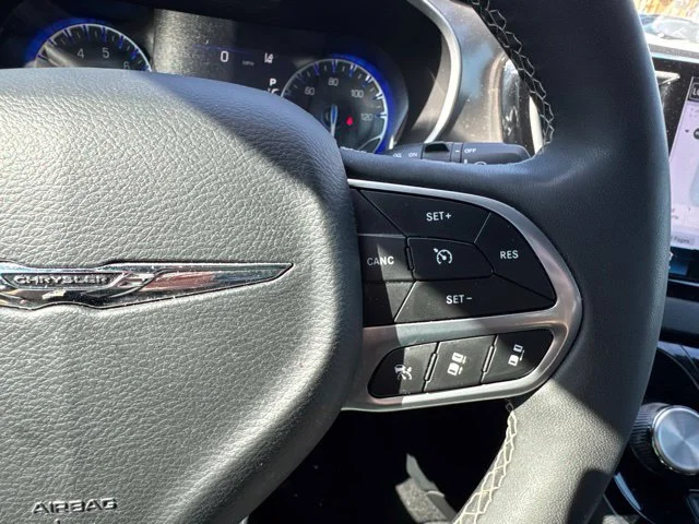 Used 2025 White Chrysler Select image 12