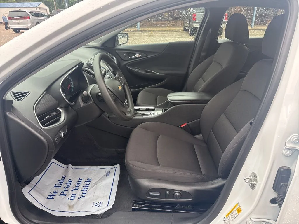 Used 2025 White Chevrolet LT image 5