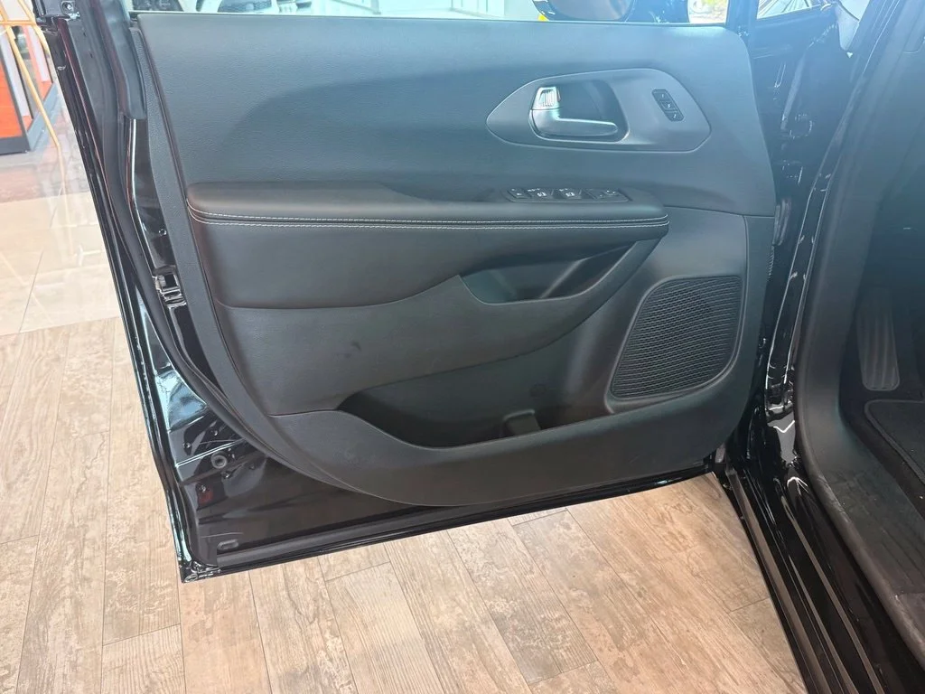 New 2026 Diamond Black Crystal Pearl-Coat Exterior Paint Chrysler Select image 25