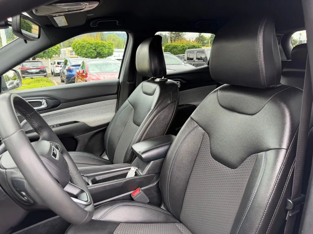 Used 2024 White Jeep Latitude image 14