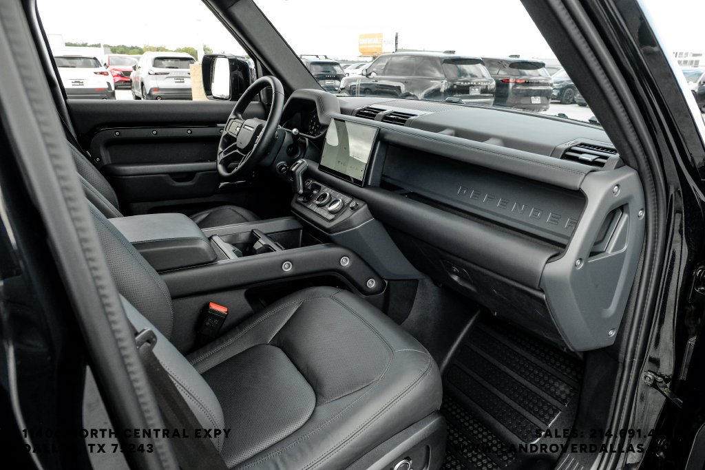Used 2025 Black Land Rover X-Dynamic SE image 16