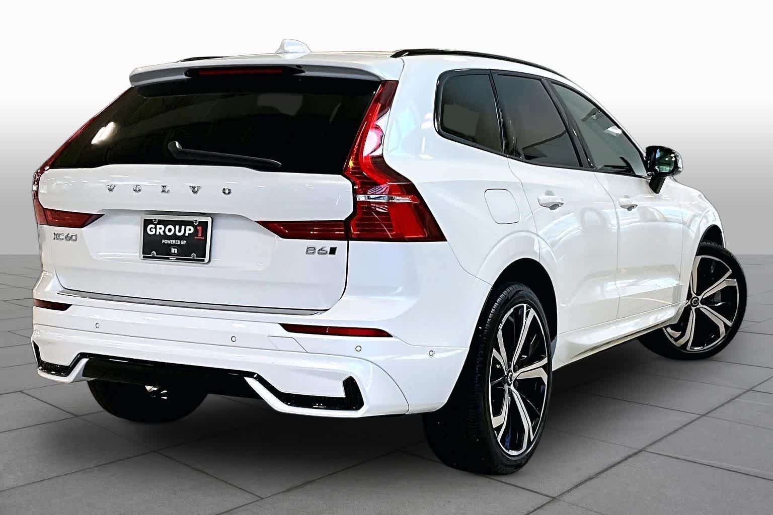 Used 2023 Crystal White Metallic Volvo Ultimate Dark Theme image 13
