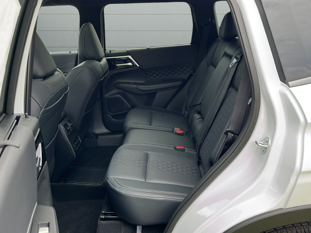 Used 2025 White Mitsubishi SEL Black Edition image 26