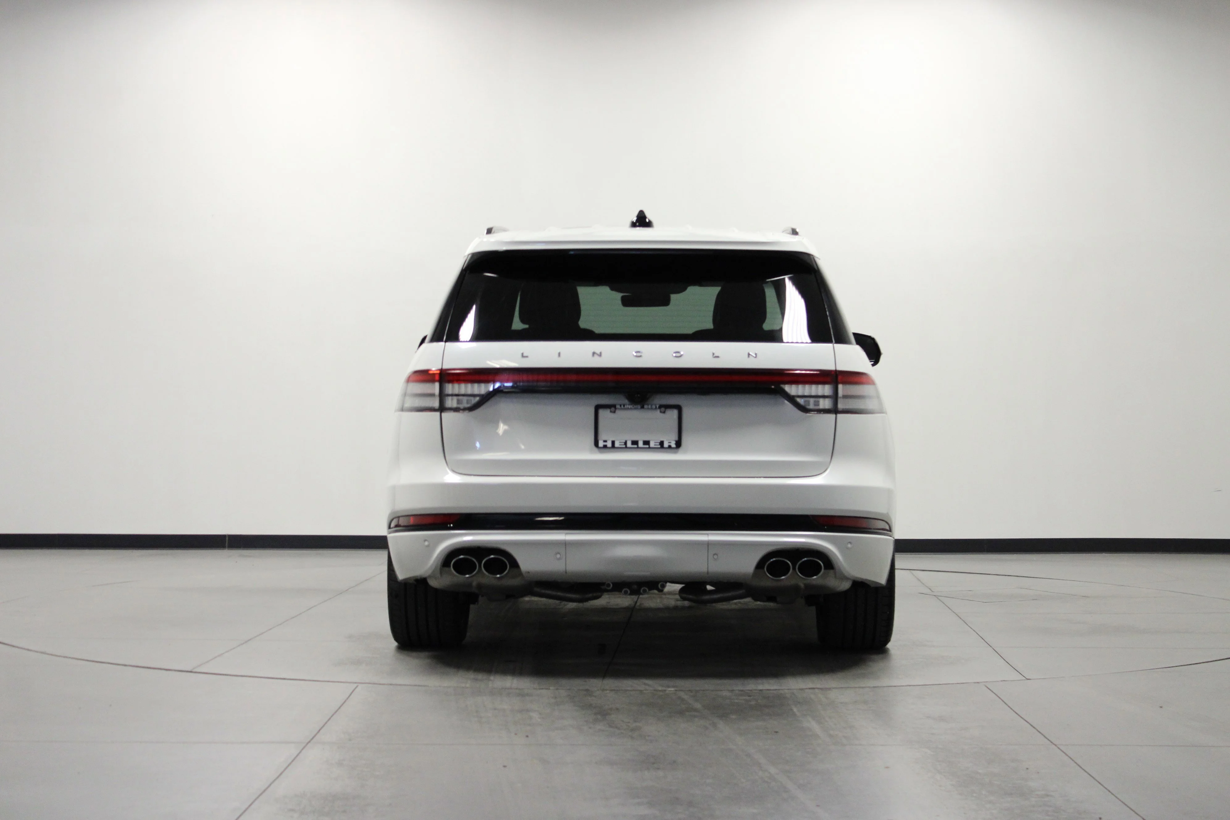Used 2025 White Metallic Lincoln Reserve image 5