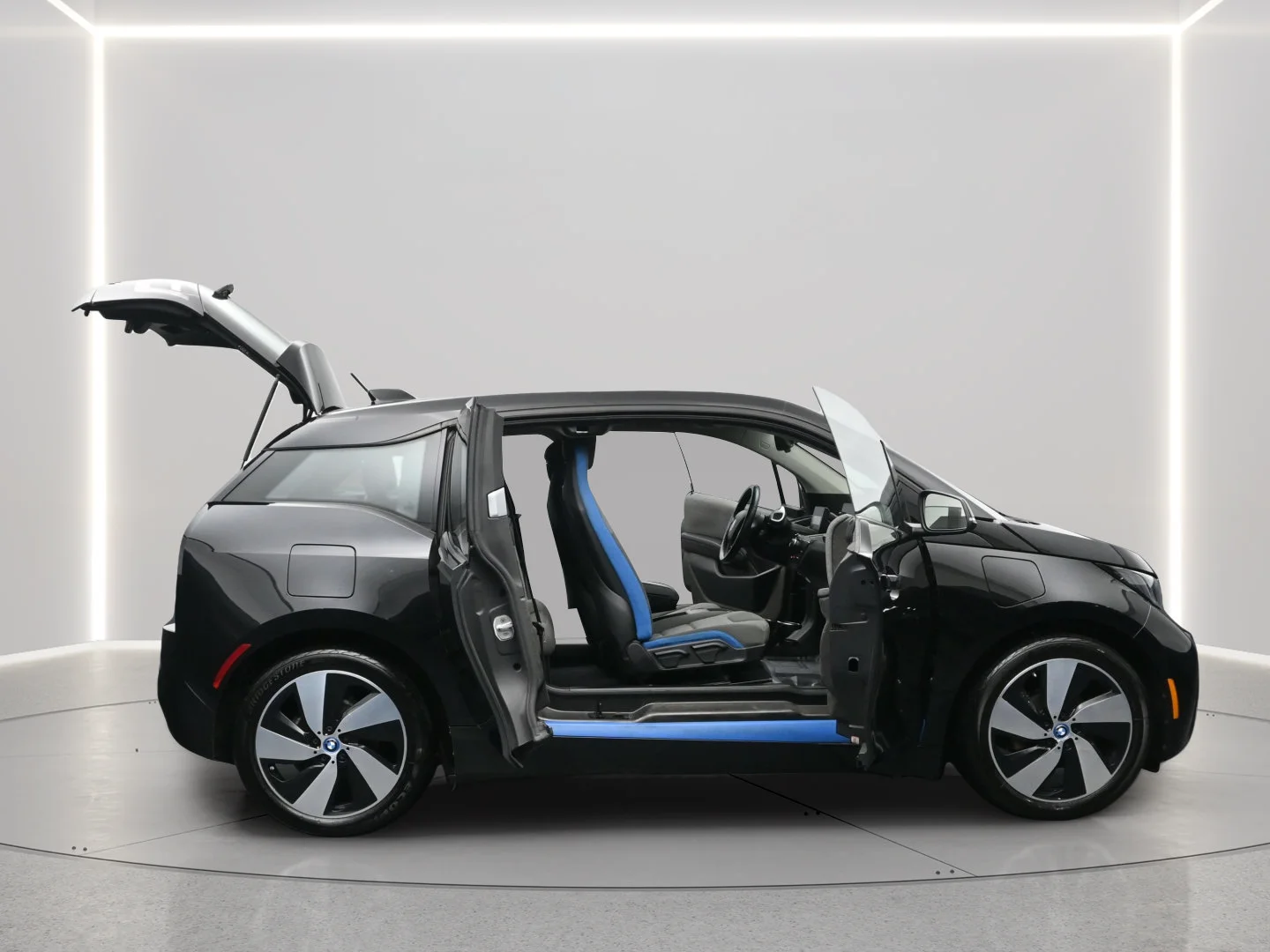 Used 2016 Fluid Black w/Highlight BMW i Blue BMW  image 10