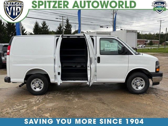 New 2025 Summit White Chevrolet WT image 26