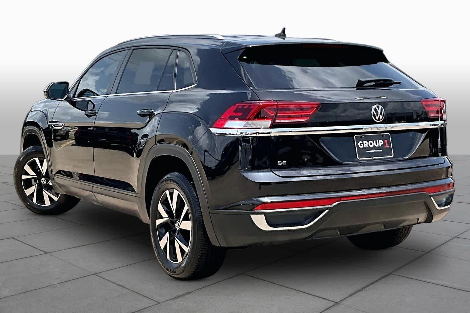 Used 2022 Deep Black Pearl Volkswagen 2.0T SE image 12