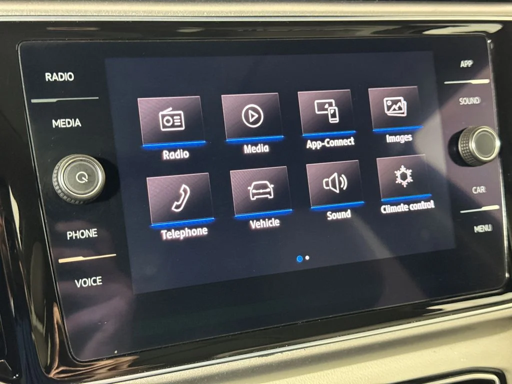 Used 2018 Blue Volkswagen SEL image 21
