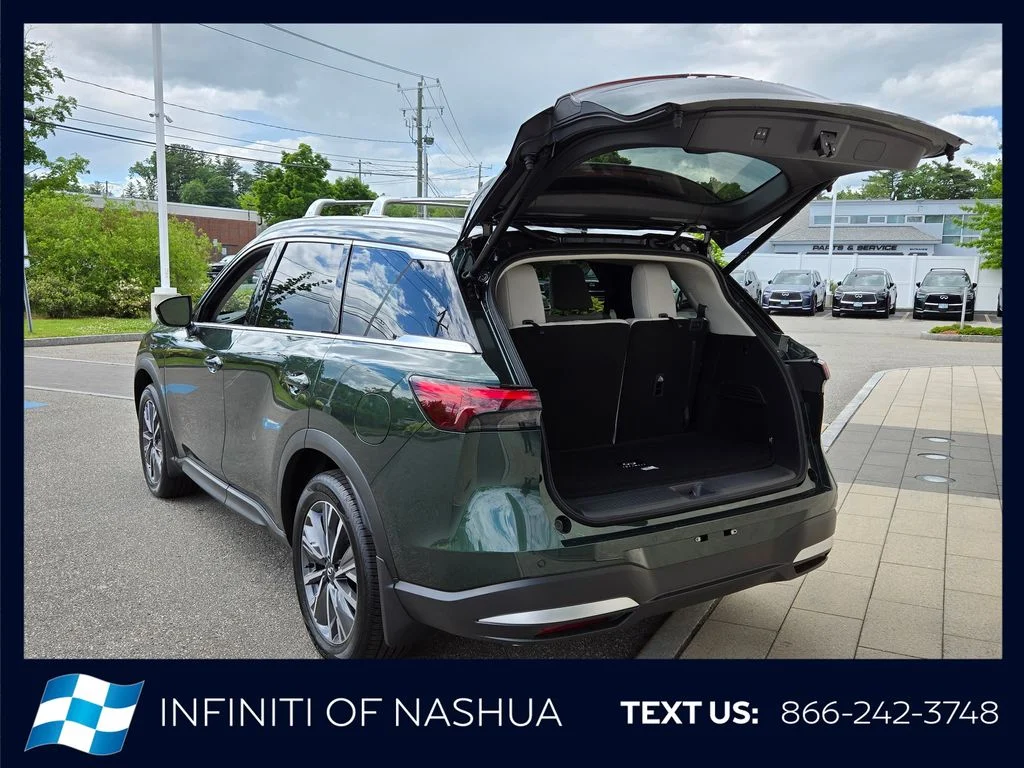 New 2027 DEEP EMERALD INFINITI Luxe AWD image 17