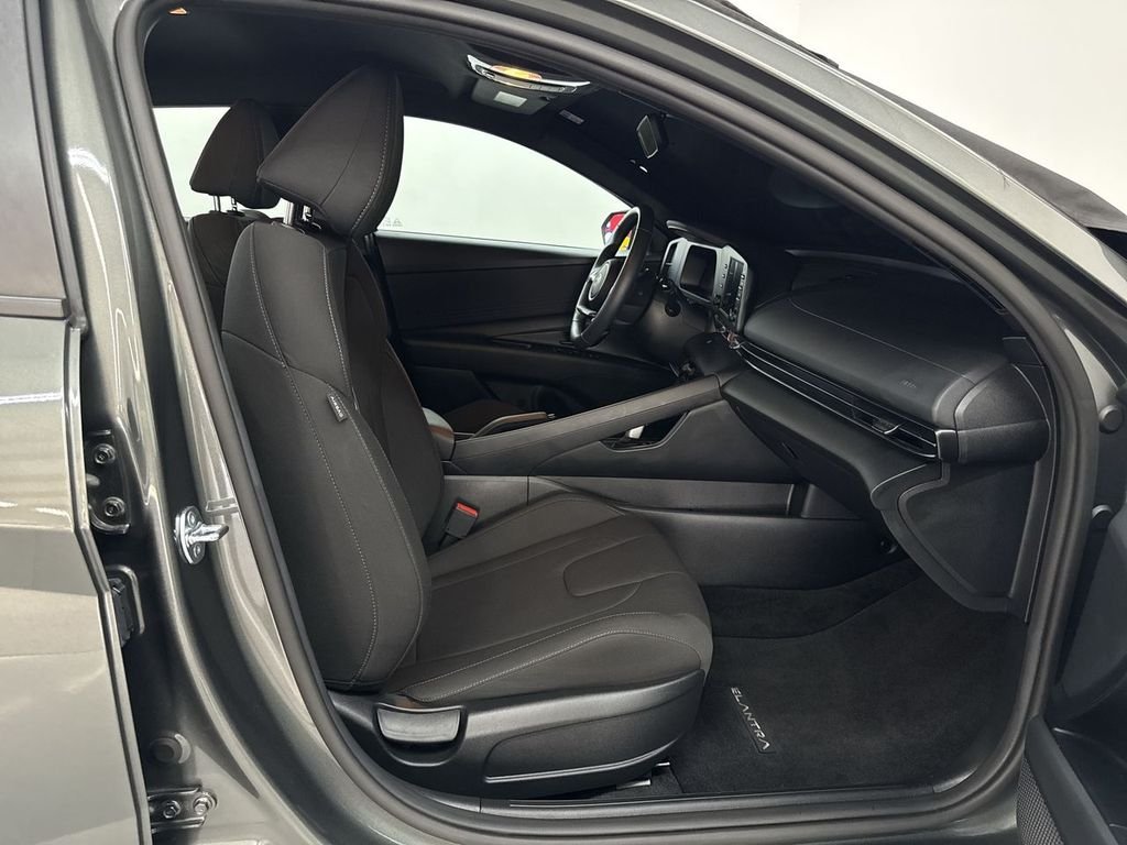 2025 Hyundai Elantra SEL - Photo 17