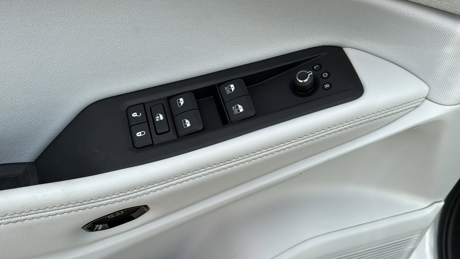 New 2026 Bright White Clear-Coat Exterior Paint Jeep Laredo image 11