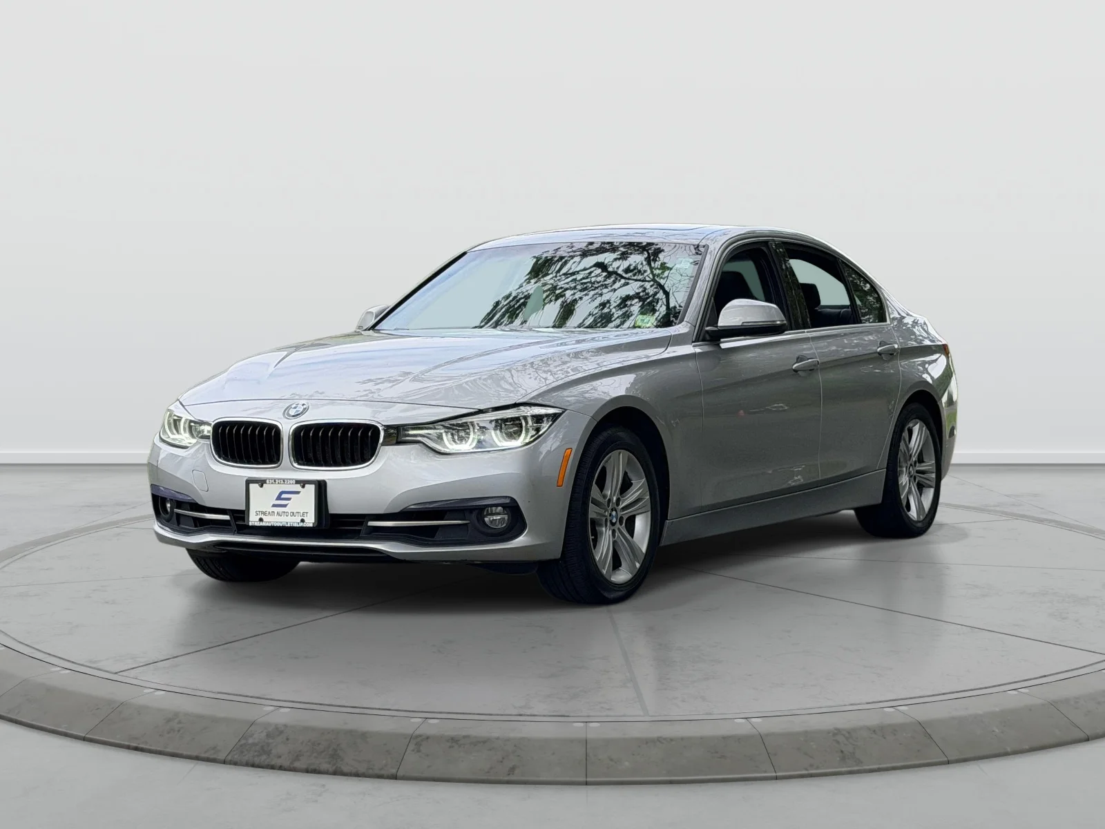 Used 2018 Silver BMW 330i xDrive image 3