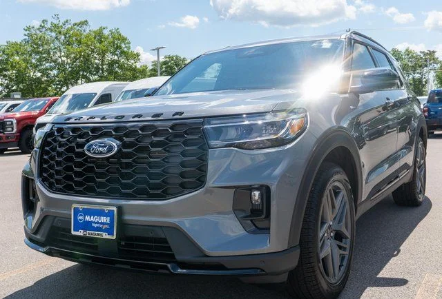 New 2026 Carbonized Gray Metallic Ford ST-Line image 2
