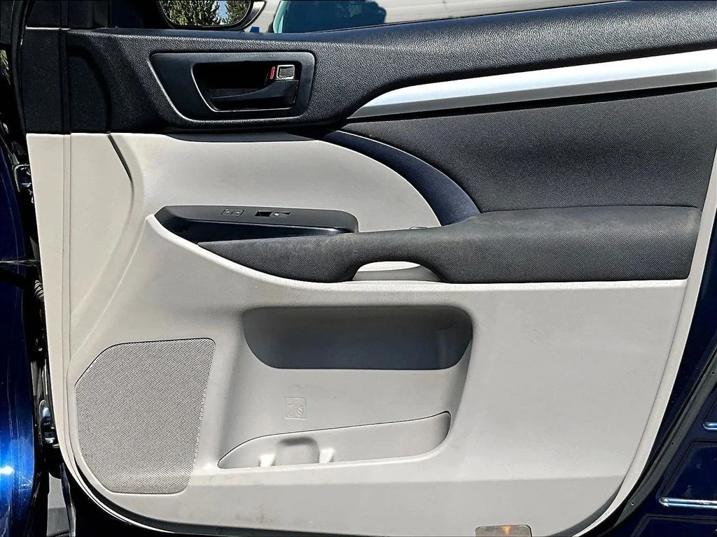 Used 2015 Blue Toyota LE image 30