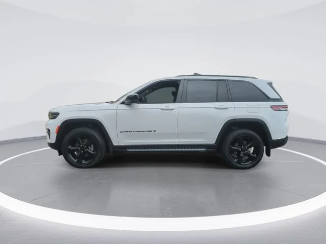 Used 2023 White/off-white Jeep Altitude X image 5