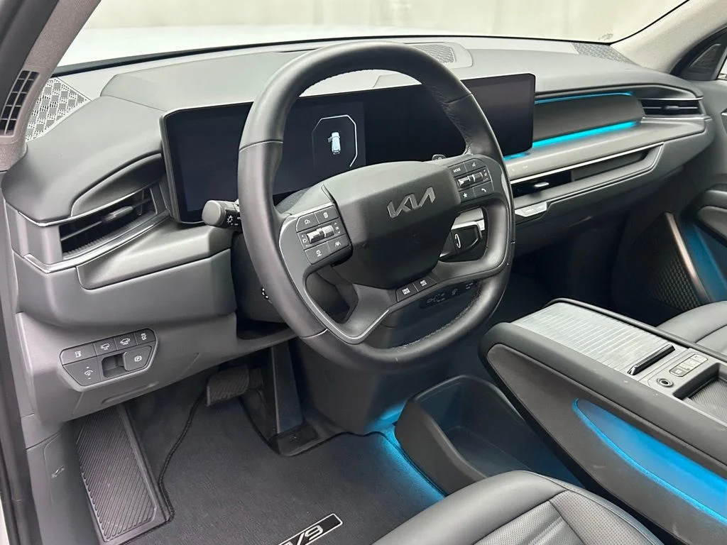 Used 2024 White Kia Land image 11