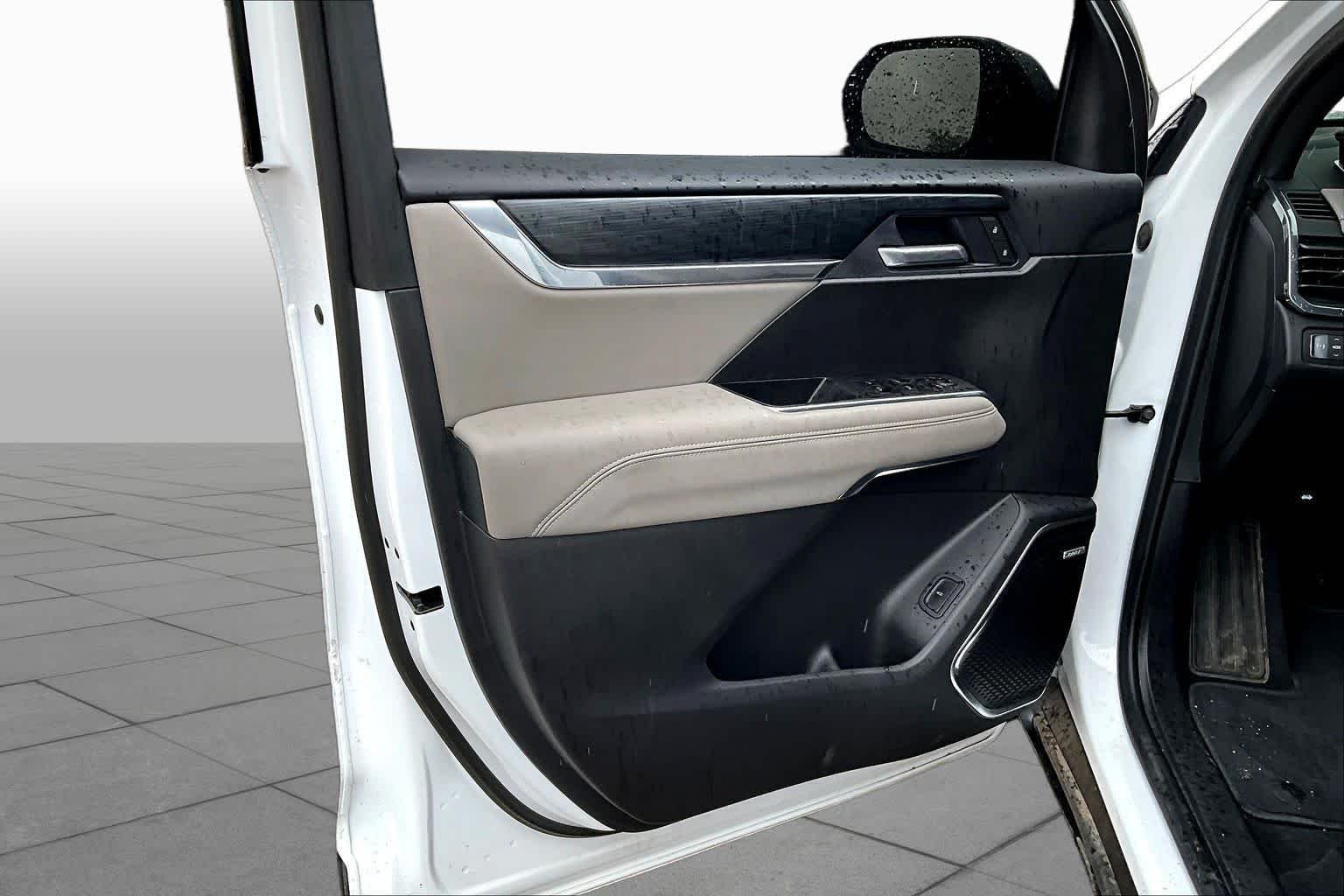 Used 2025 Summit White GMC FWD Elevation image 19