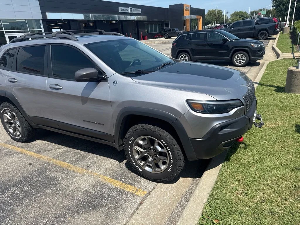 Used 2019 Silver Jeep Trailhawk image 7