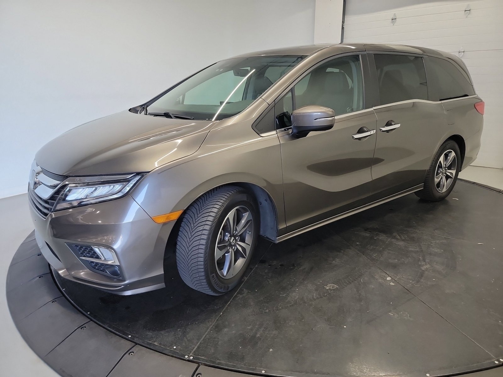 Used 2018 Modern Steel Metallic Honda Touring image 3