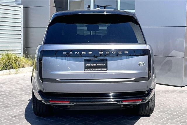 Certified Used 2023 Eiger Gray Metallic Land Rover SE image 4