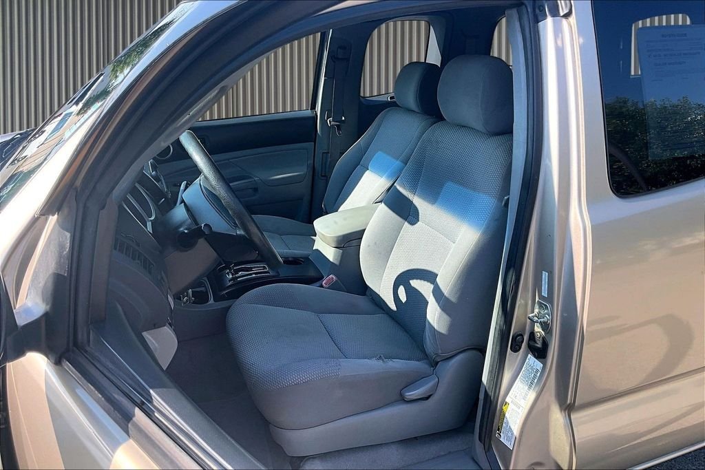 Used 2005 Beige Toyota Base image 23
