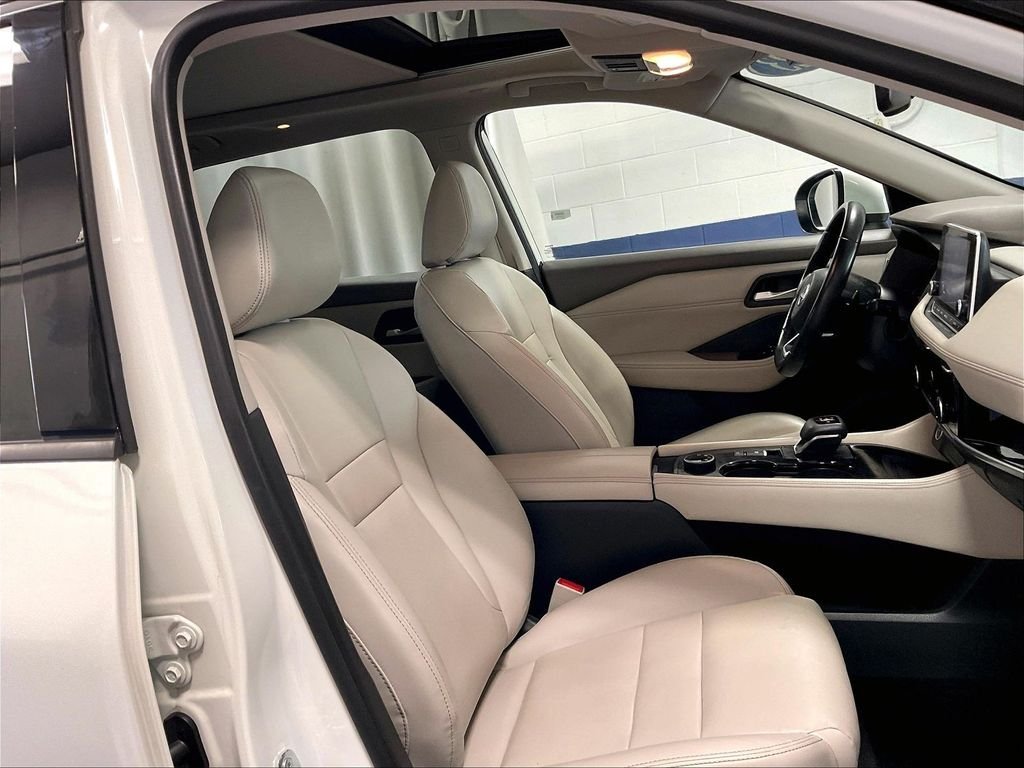 Used 2023 Pearl White Nissan SL image 11