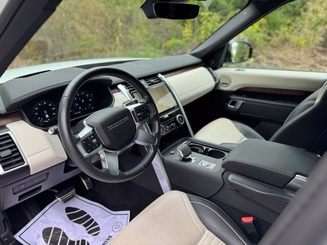 Used 2024 Fuji White Land Rover Dynamic SE image 9