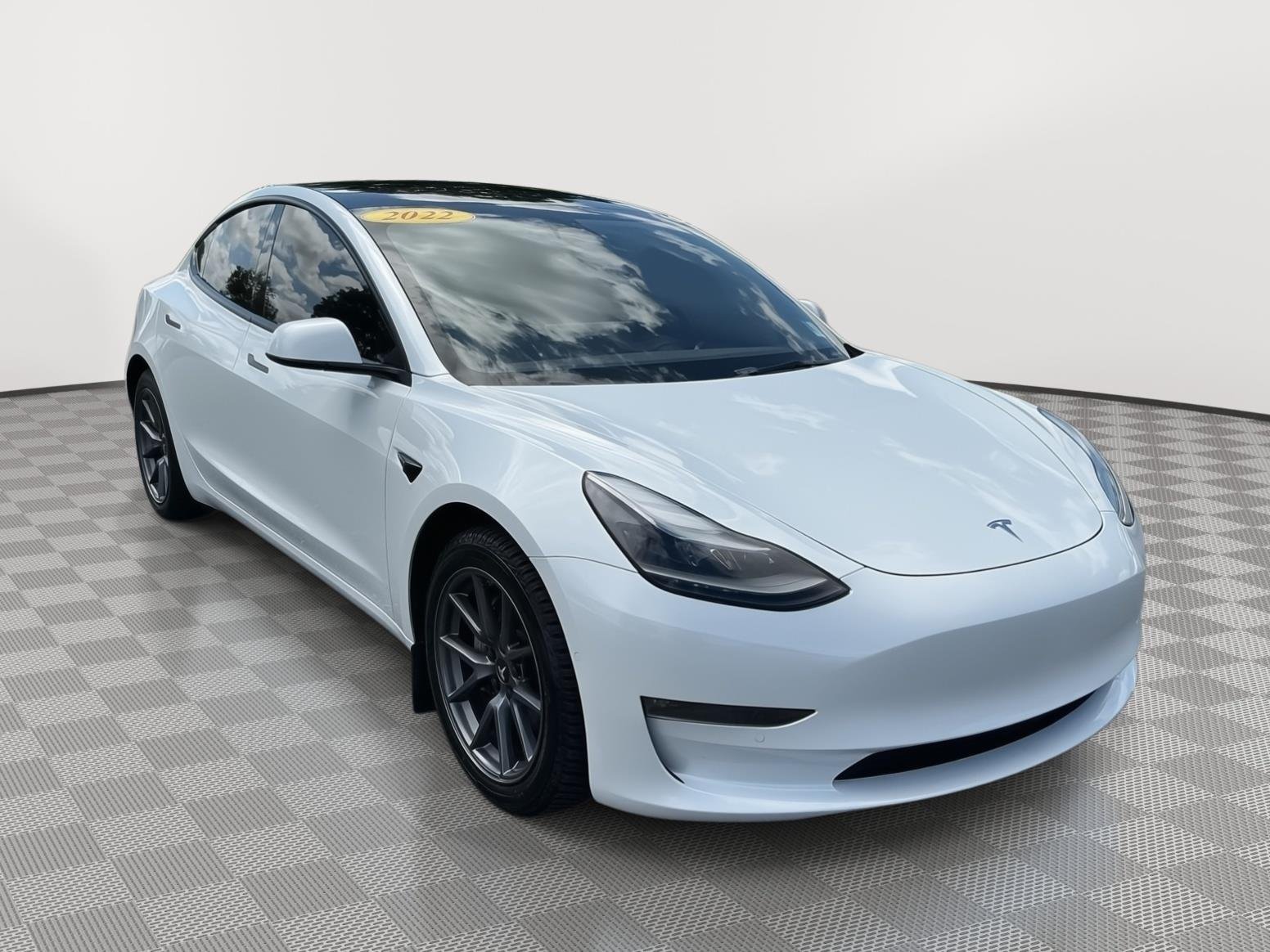 Used 2022  Tesla Long Range image 1