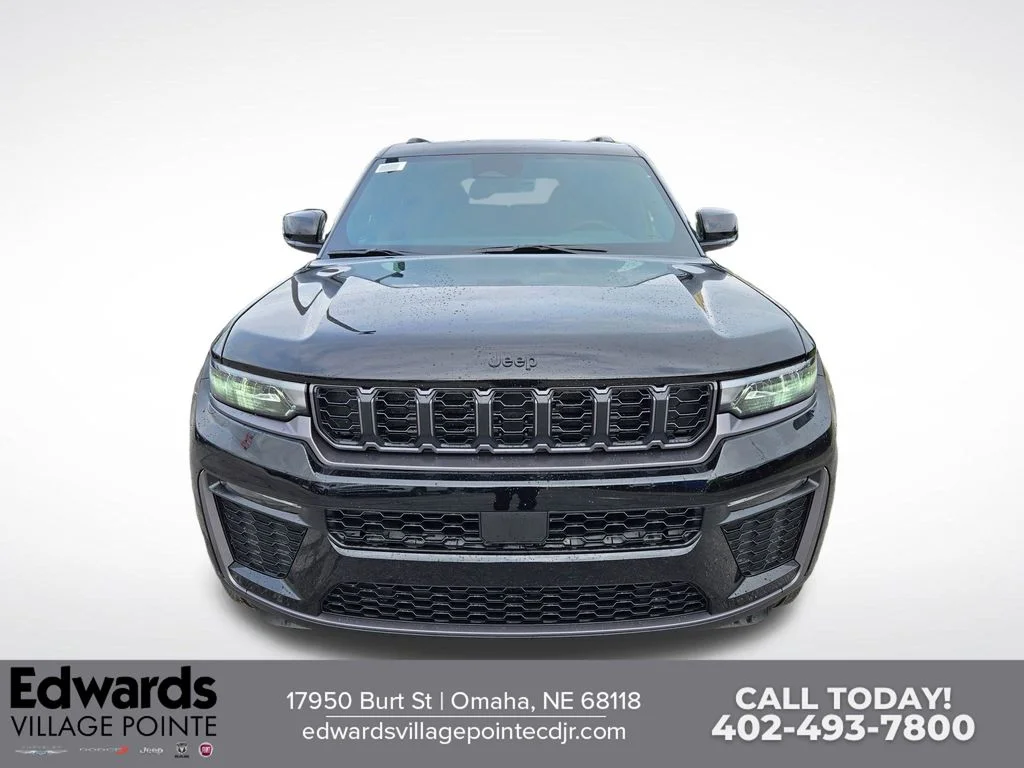 New 2026 Diamond Black Crystal Pearl-Coat Exterior Paint Jeep Limited image 8