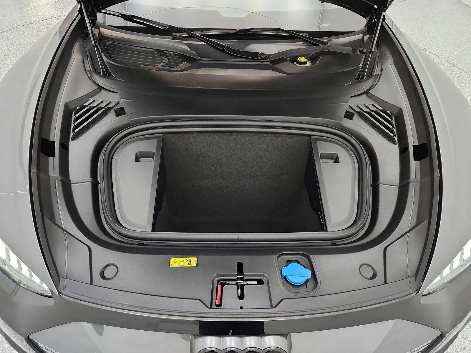Used 2024 Daytona Gray Pearl Effect Audi quattro image 31