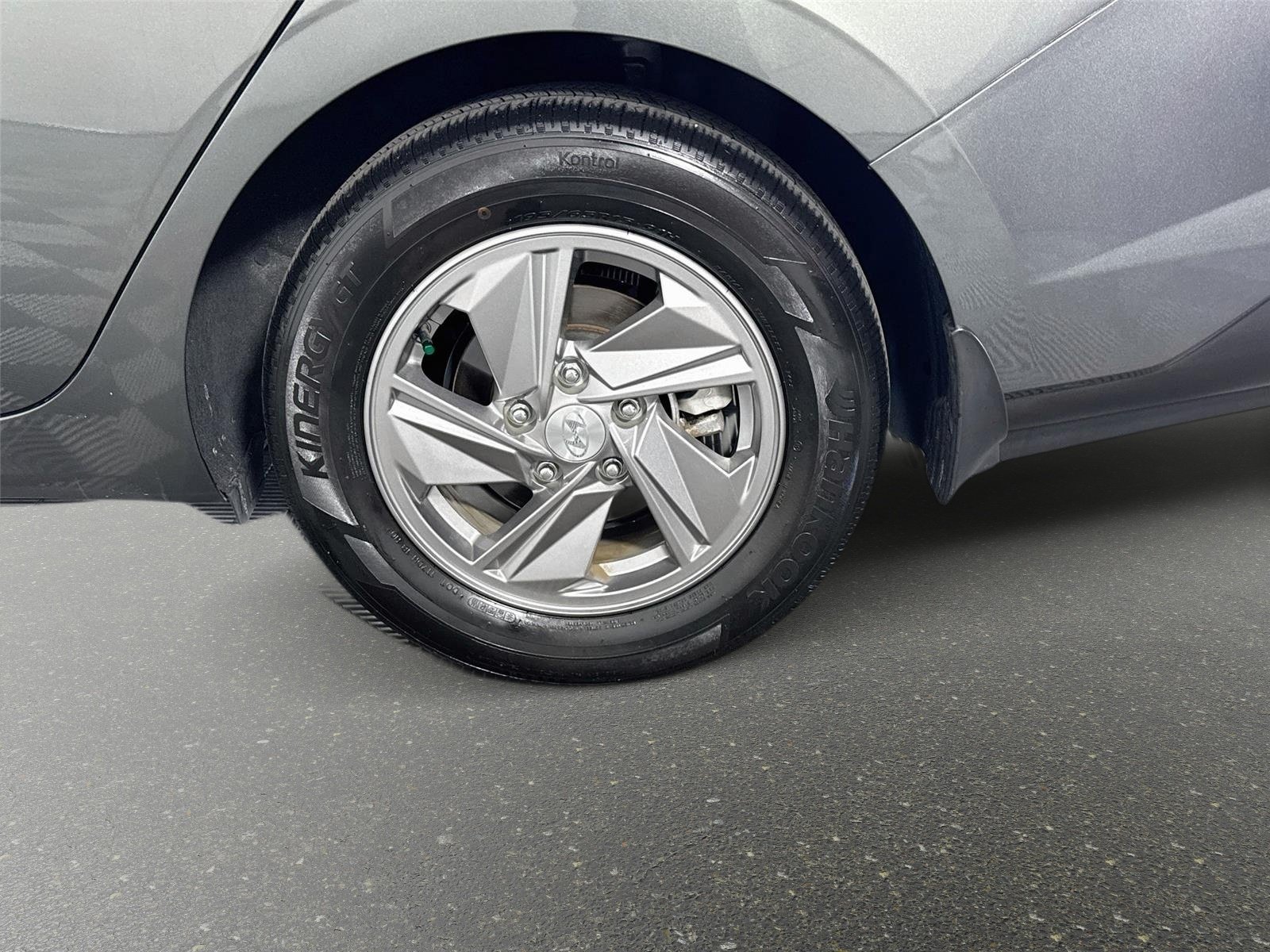 Used 2025 Amazon Gray Hyundai SE image 28