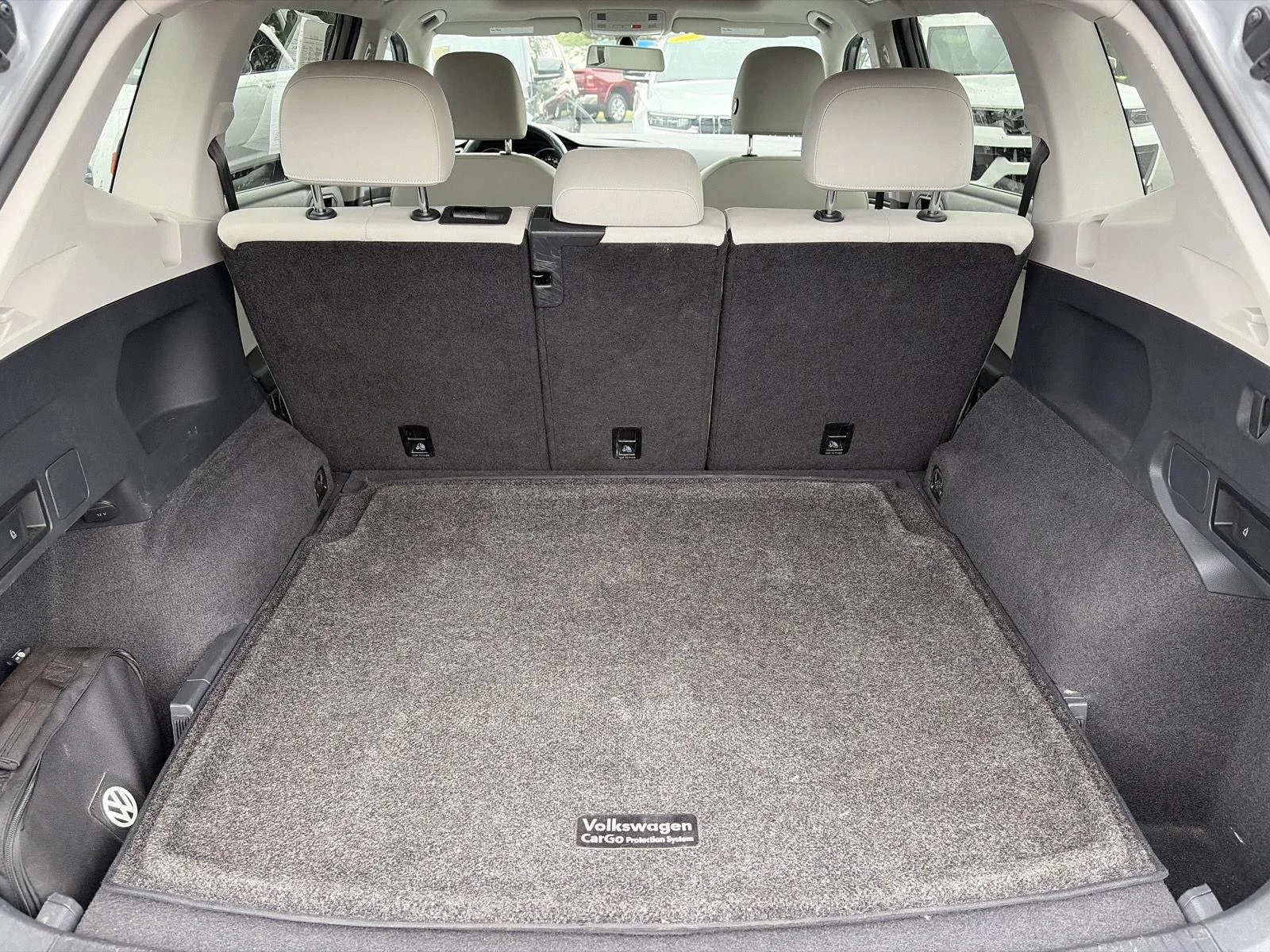 Used 2020 Pyrite Silver Metallic Volkswagen SE image 9