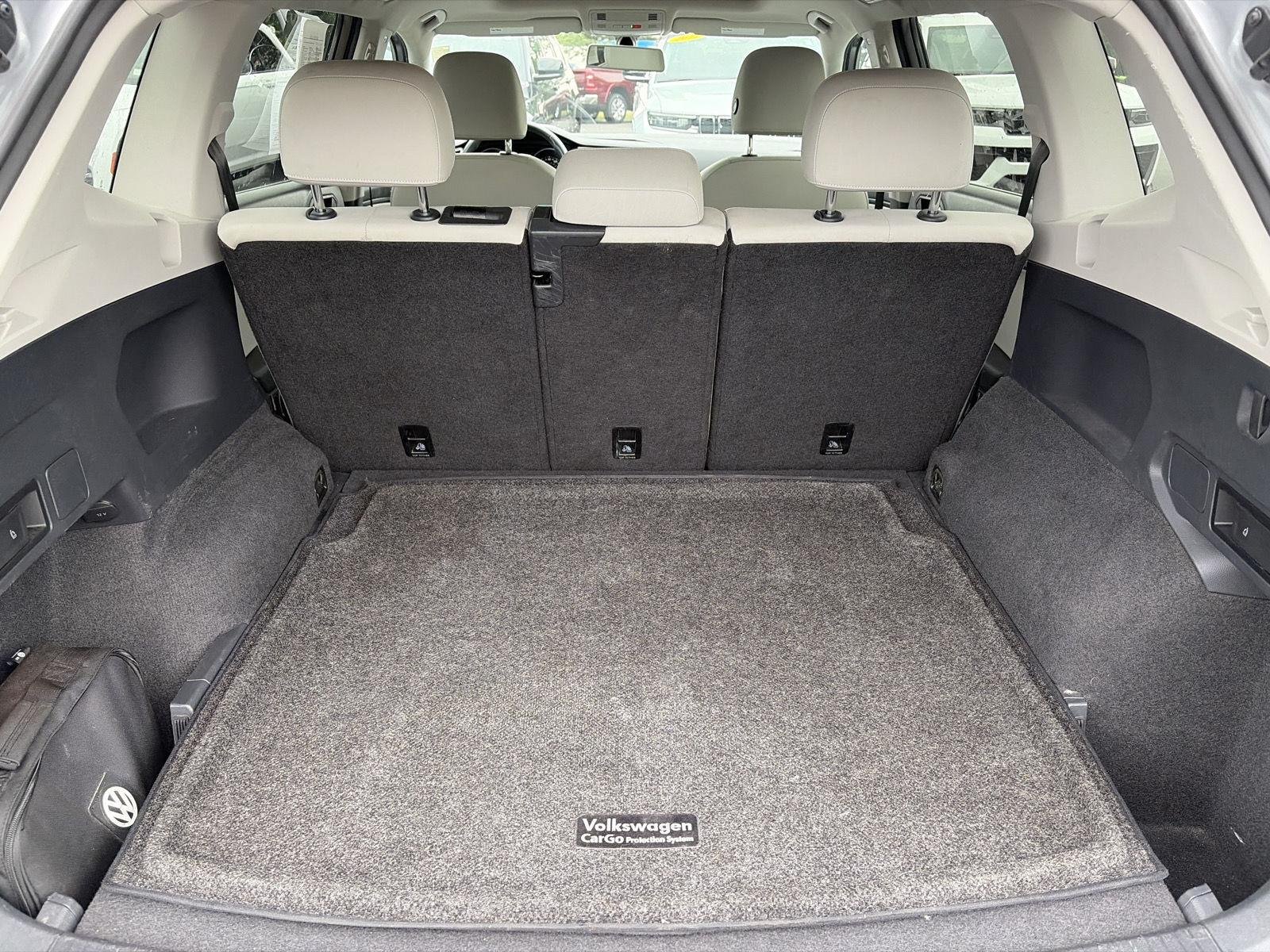 Used 2020 Pyrite Silver Metallic Volkswagen SE image 9