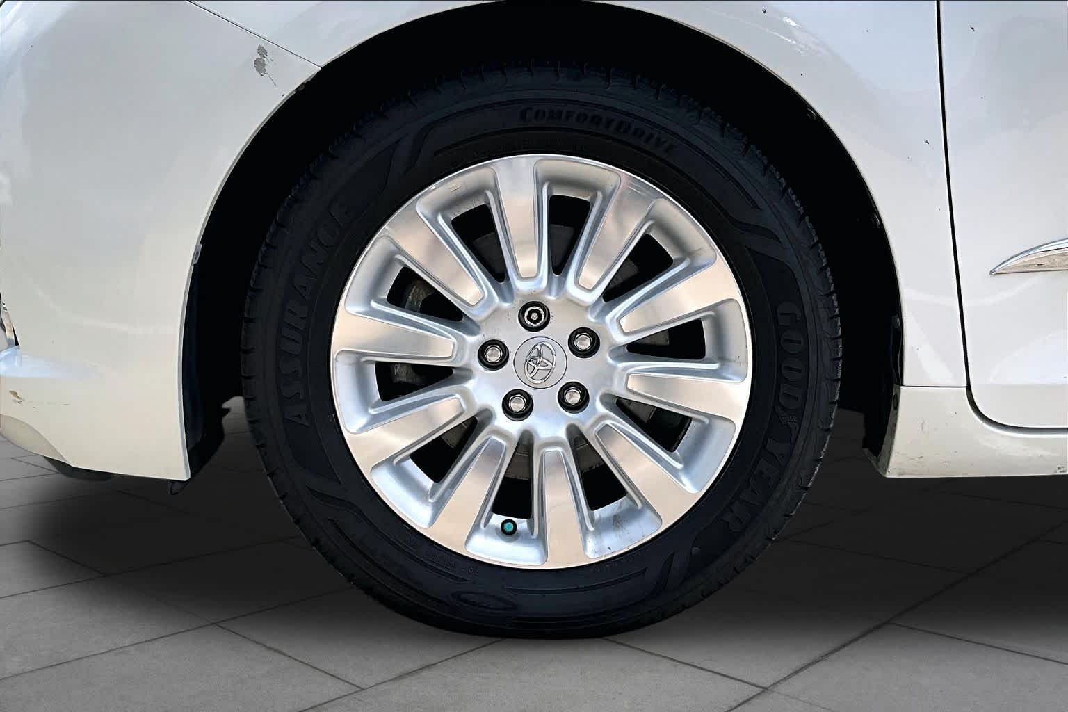 Used 2016 Blizzard Pearl Toyota Ltd Premium image 10