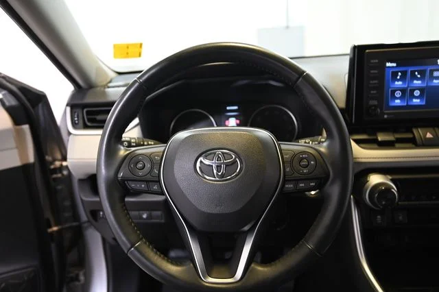 Used 2021 Silver Toyota XLE image 4