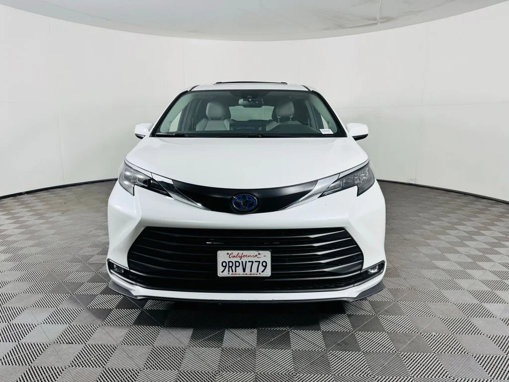 Used 2025 Beige Toyota XLE image 3