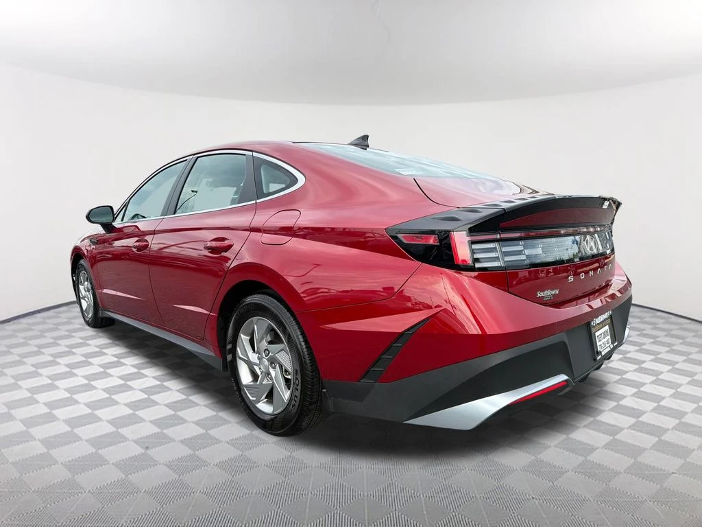 Used 2025 Red Hyundai SE image 7