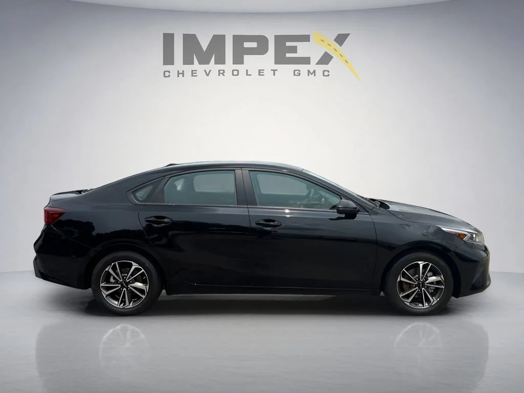 Used 2024  Kia LXS image 6