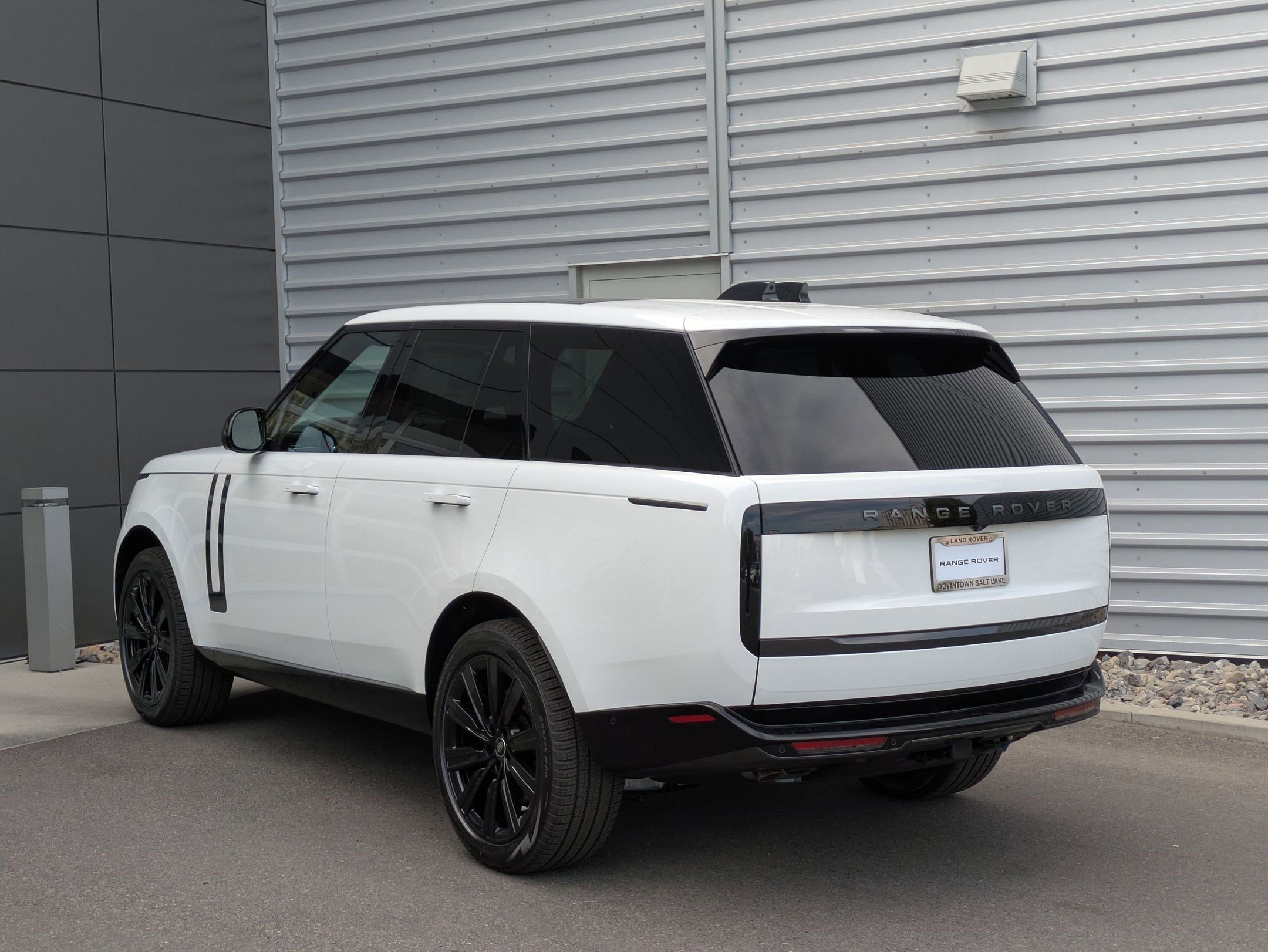 New 2025 Fuji White Land Rover SE image 3