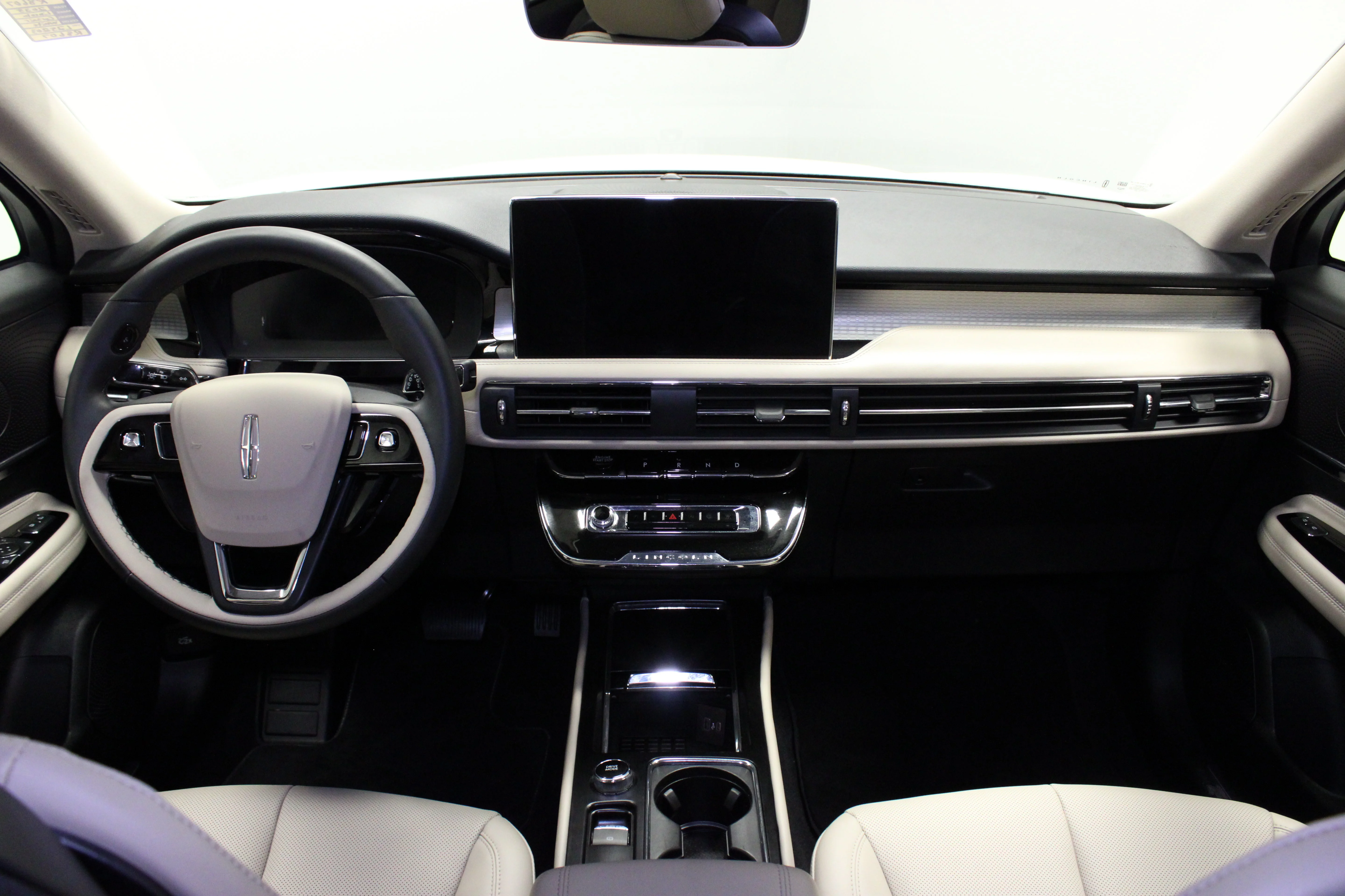 Used 2025 White Metallic Lincoln Premiere image 19