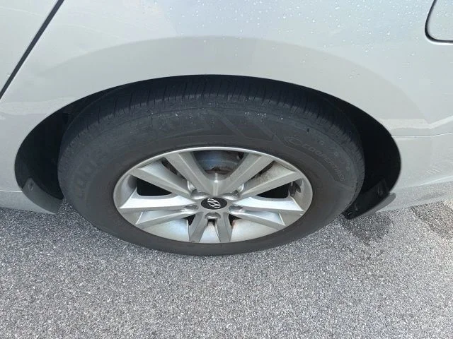 Used 2015 Silver Hyundai SE image 5