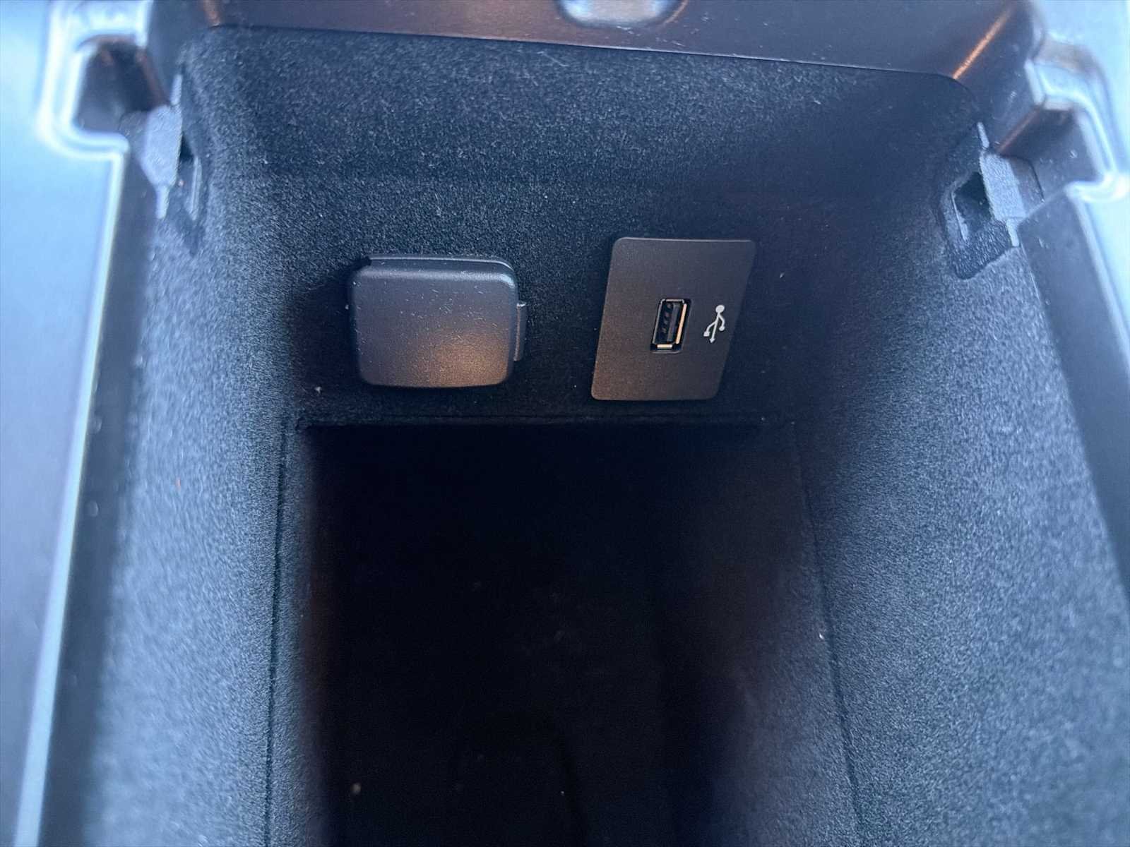 Used 2018 Black Velvet Lincoln Reserve image 30