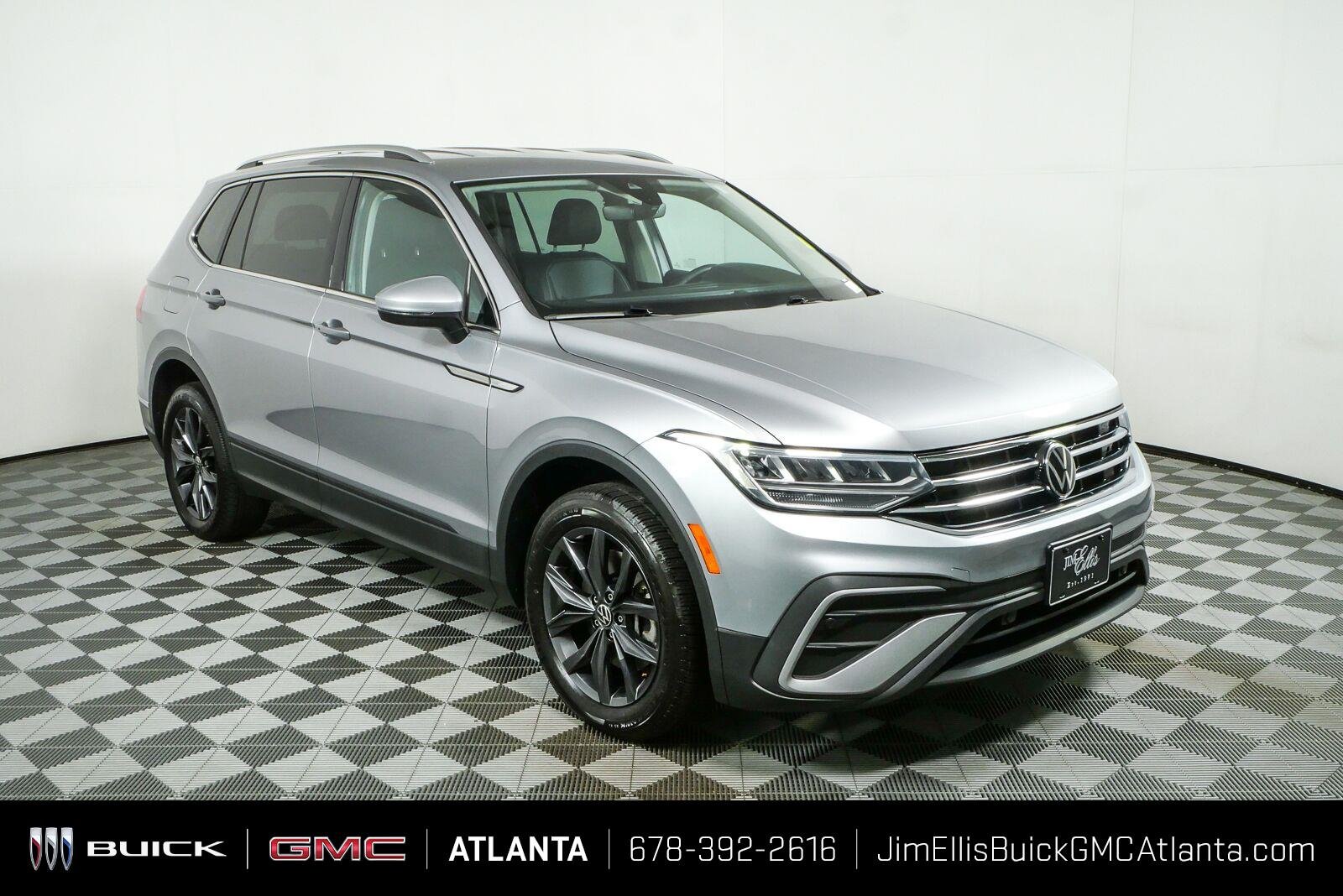 Used 2024 Pyrite Silver Metallic Volkswagen SE image 1