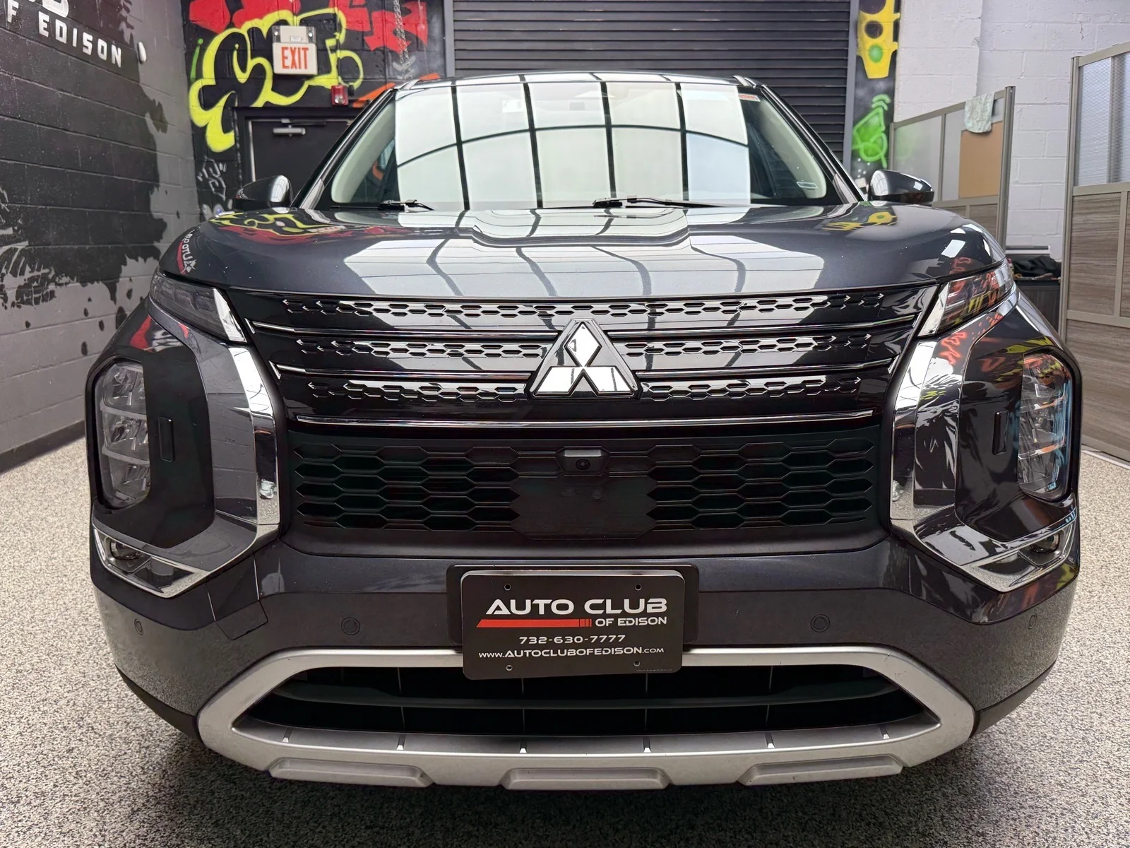 Used 2024 Graphite Gray Metallic (u28) Mitsubishi SE image 2