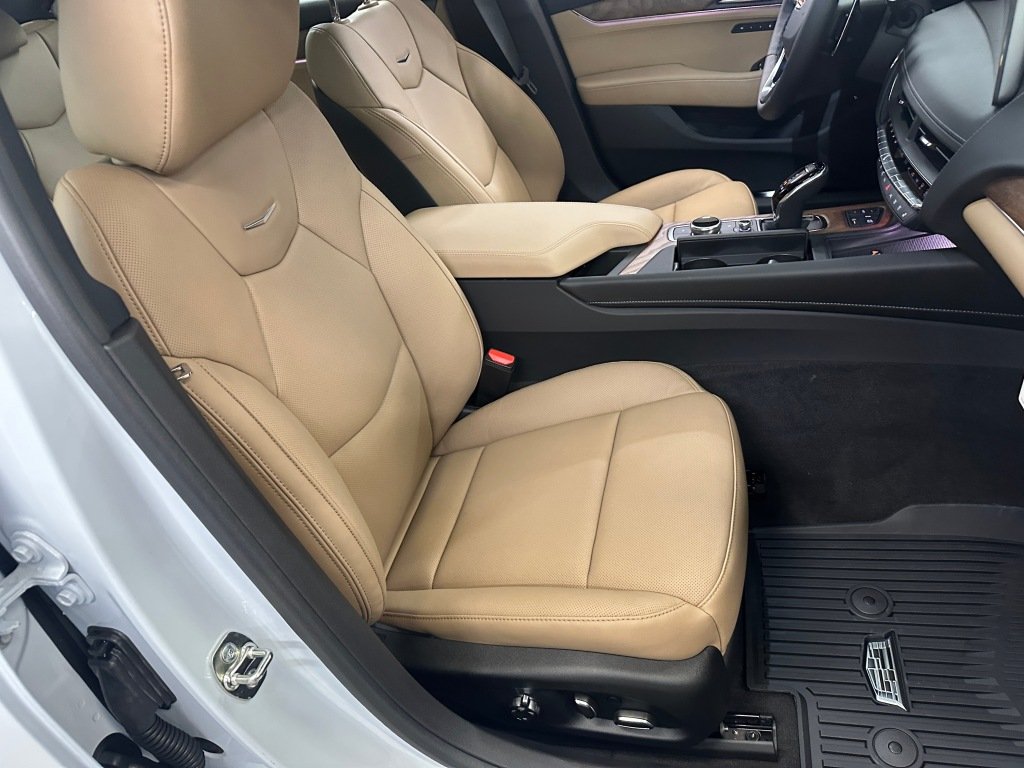 New 2026 Vibrant White Tricoat Cadillac Premium Luxury image 30